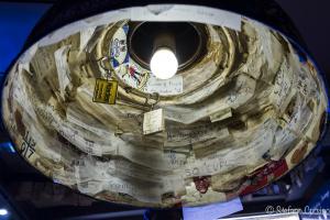 Lampadario tappezzato di cartine