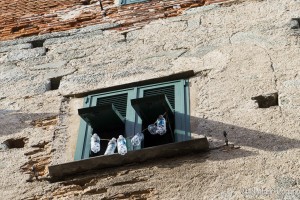 Noli - Bottiglie di plastica alla finestra