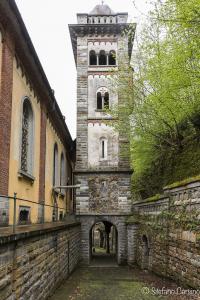 Passaggio laterale della parrocchia